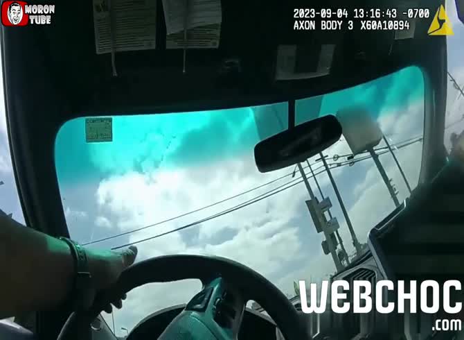 Video: To stop an armed individual, a police officer shoots through his windshield